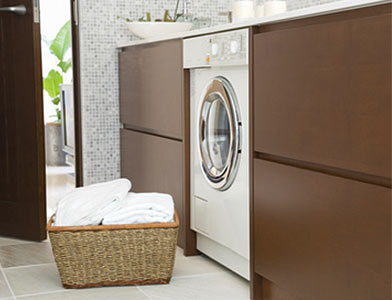Haushaltsgeräte: Waschmaschine, Wäschetrockner, Elektroherd, Kühlschrank